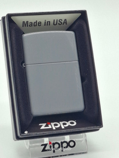 Zippo Flat Grey Regular mit glatter grauer Oberfläche in geöffneter Originalverpackung
