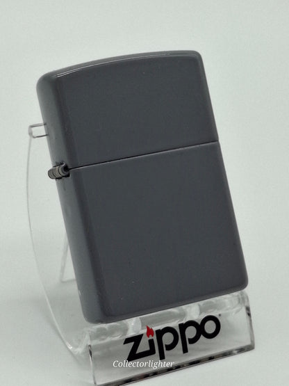 Zippo Flat Grey Regular, schräge Vorderansicht mit schlichtem grauem Gehäuse und Scharnier
