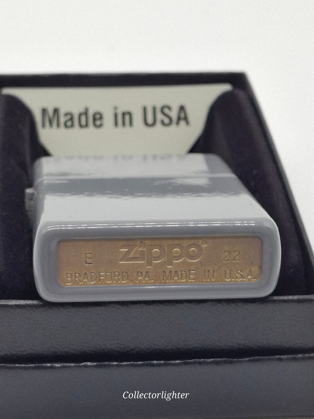 Zippo Flat Grey Regular, Bodenstempel E 22 mit Zippo-Logo und Made in USA