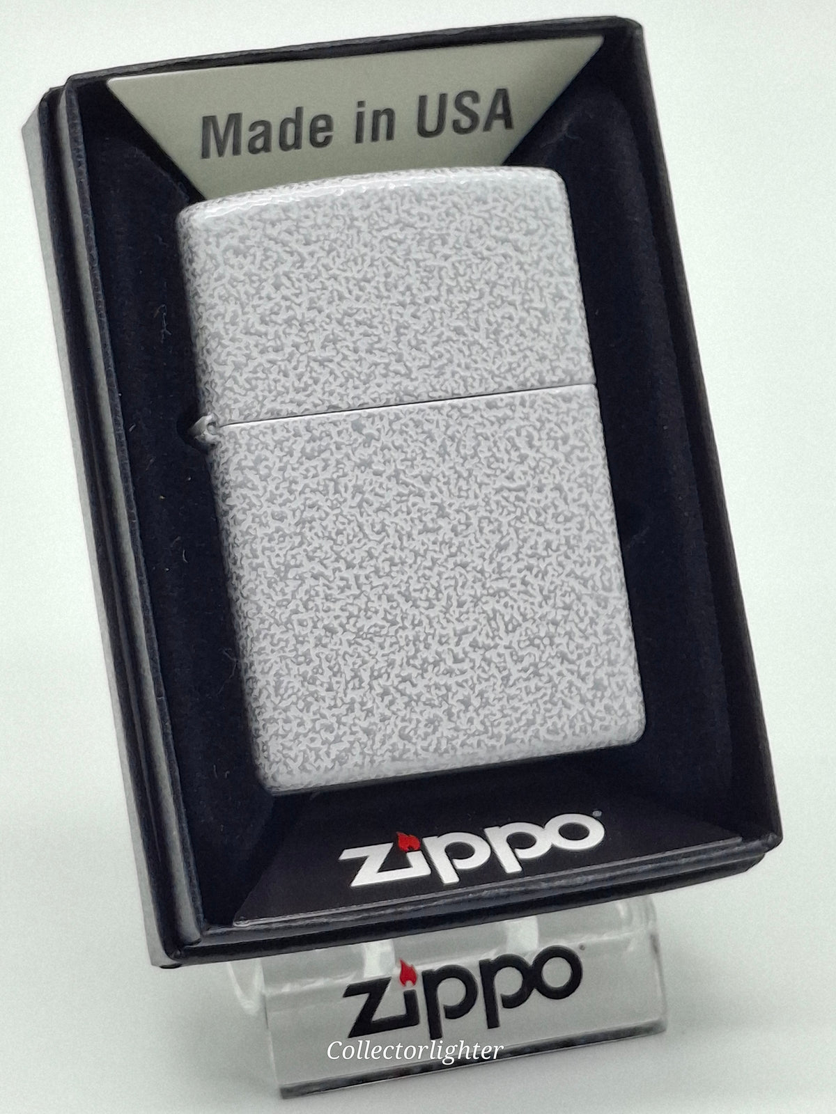 Zippo Glacier Regular 60007099 mit silbergrau gesprenkelter Oberfläche in geöffneter Originalverpackung