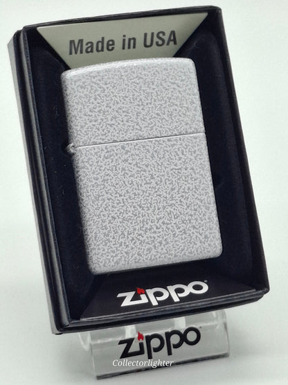 Zippo Glacier Regular 60007099 mit silbergrau gesprenkelter Oberfläche in geöffneter Originalverpackung