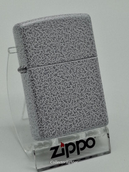 Zippo Glacier Regular 60007099, schräge Vorderansicht mit gesprenkeltem Gehäuse und sichtbarem Scharnier