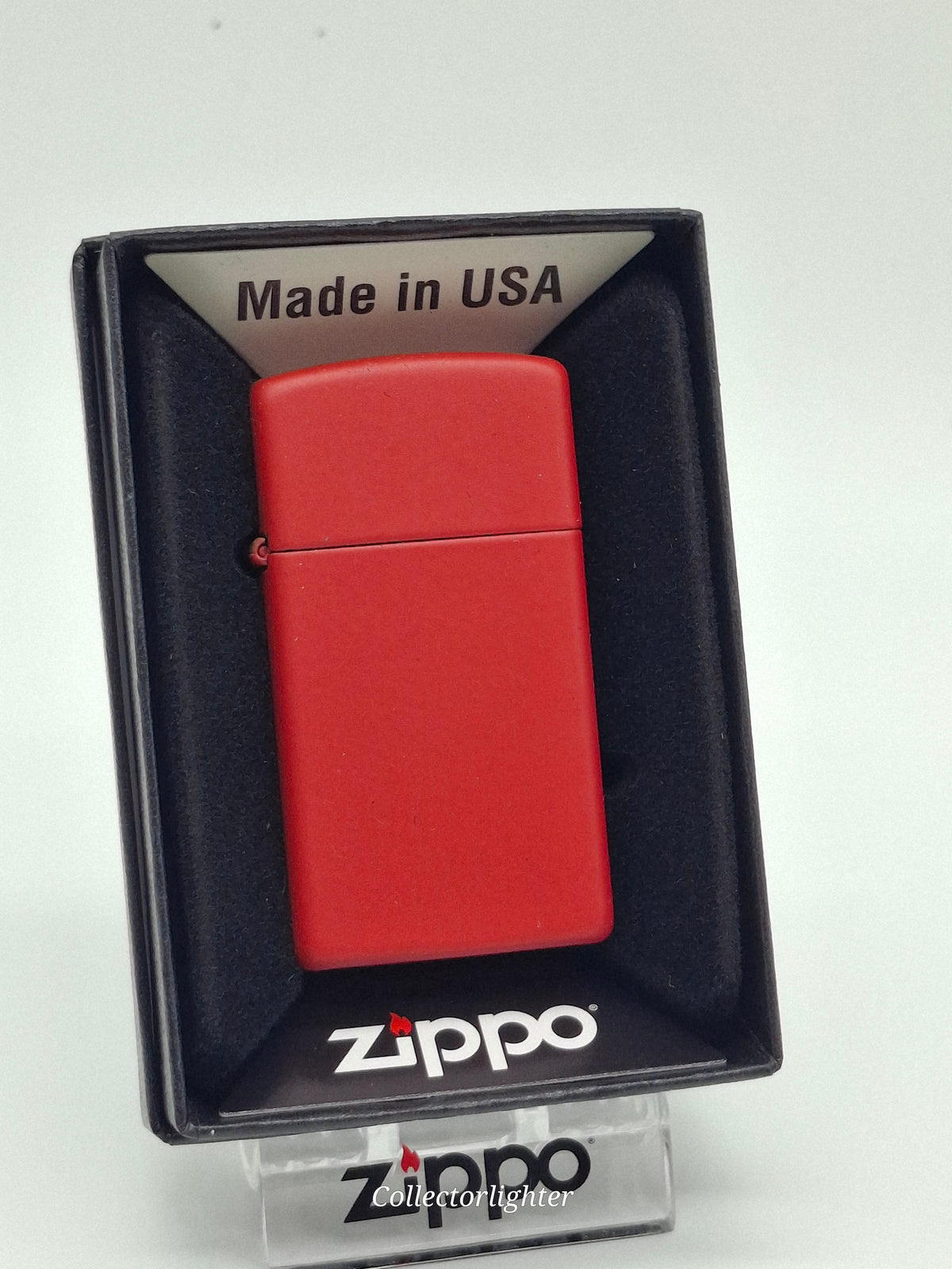 Zippo Red Matte Slim Line 60005404 mit mattem rotem Gehäuse in geöffneter Originalverpackung