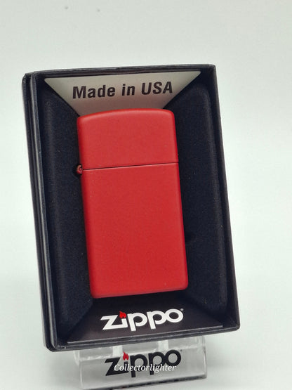 Zippo Red Matte Slim Line 60005404 mit mattem rotem Gehäuse in geöffneter Originalverpackung