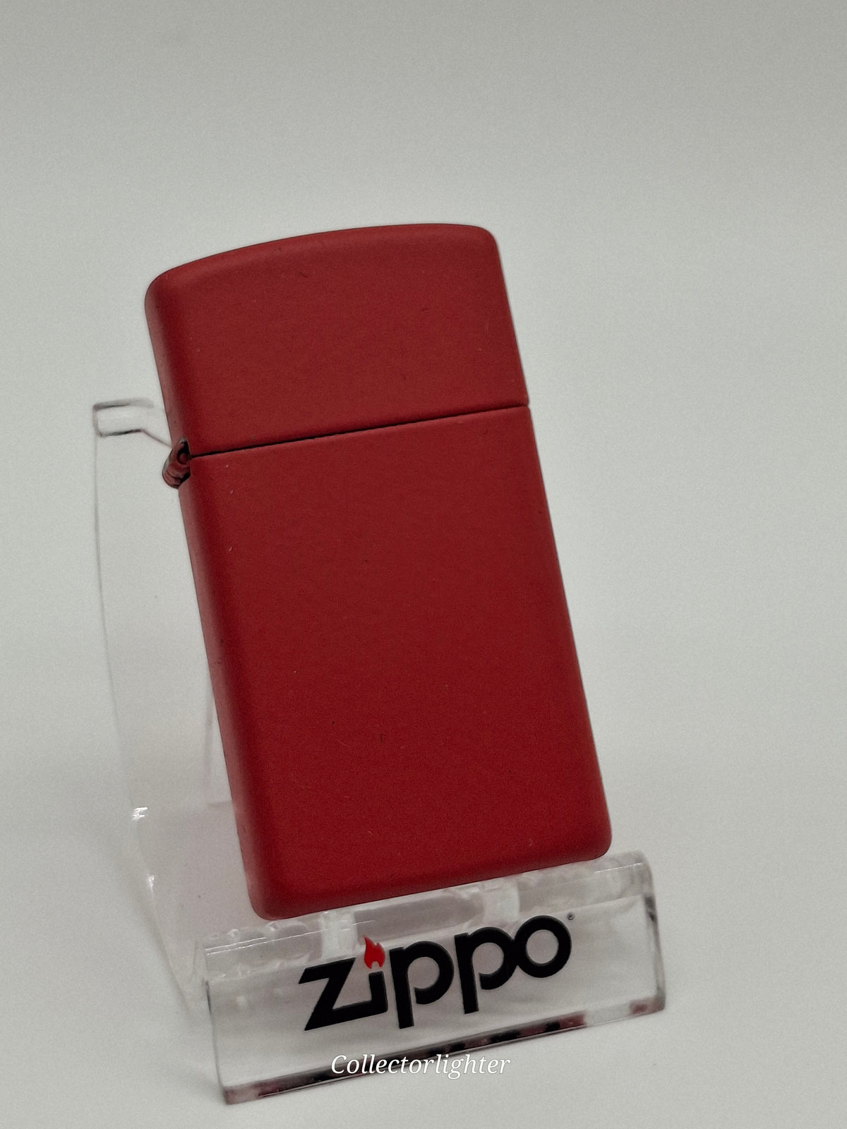 Zippo Red Matte Slim Line 60005404, schräge Vorderansicht mit schmalem rotem Gehäuse und Scharnier