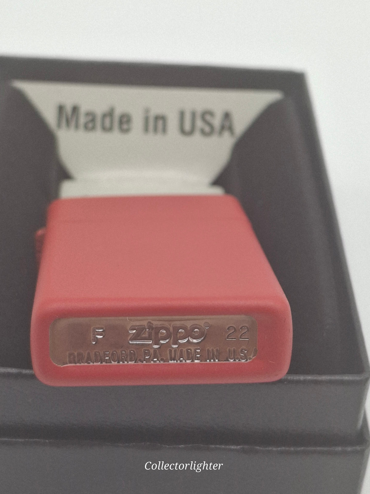 Zippo Red Matte Slim Line 60005404, Bodenstempel F 22 mit Zippo-Logo und Made in USA