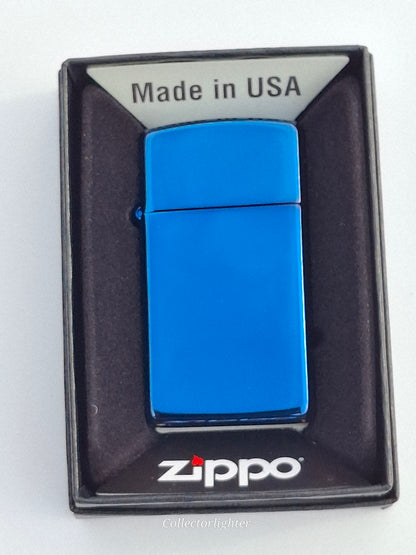 Zippo Sapphire Slim Line 60001181 mit blauer Hochglanzoberfläche in geöffneter Originalverpackung