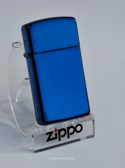 Zippo Sapphire Slim Line 60001181, schräge Vorderansicht mit schmalem blauem Gehäuse und Scharnier