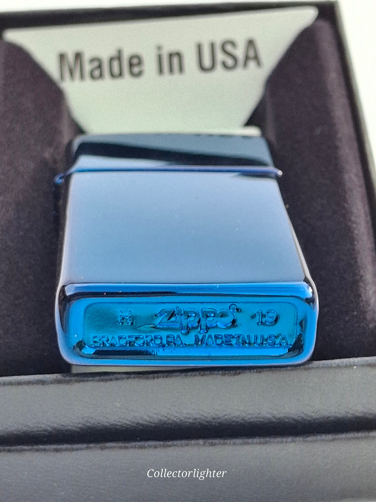 Zippo Sapphire Slim Line 60001181, blauer Bodenstempel mit Zippo-Logo und Made in USA