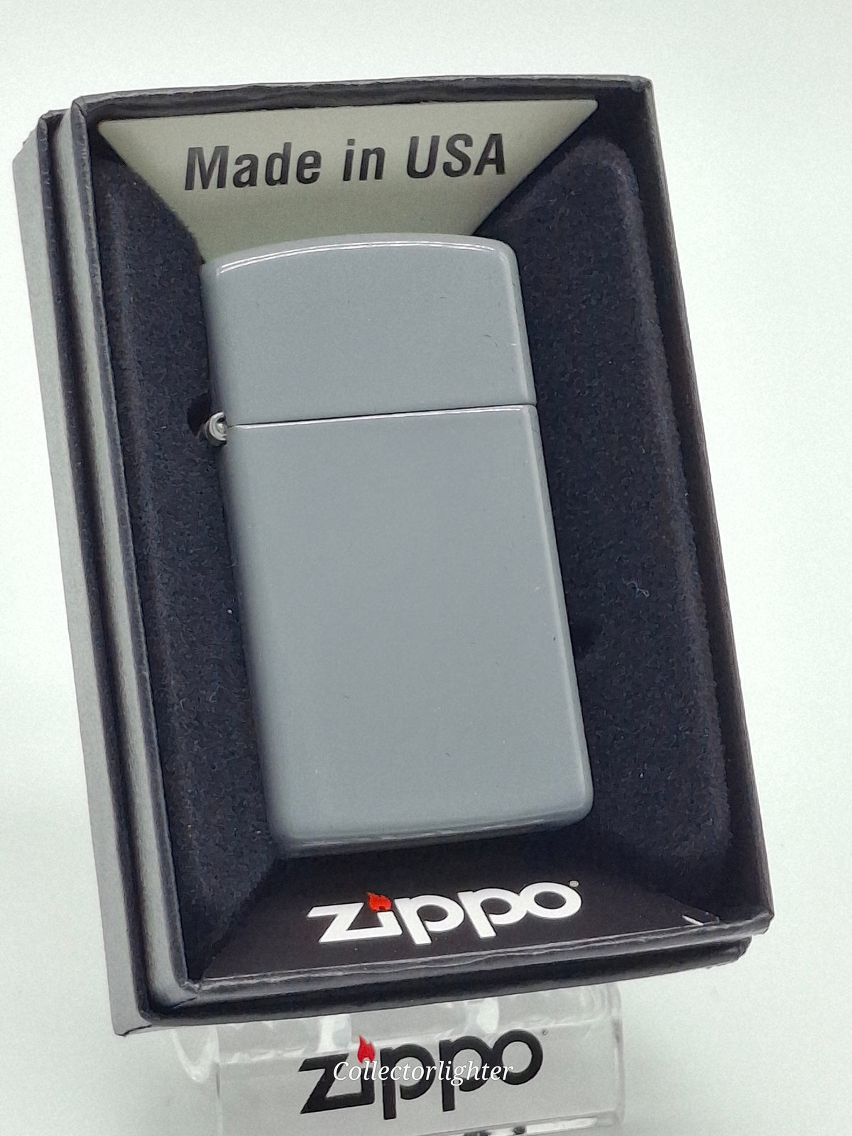 Zippo Flat Gray Slim Line mit glatter grauer Oberfläche in geöffneter Originalverpackung