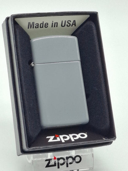 Zippo Flat Gray Slim Line mit glatter grauer Oberfläche in geöffneter Originalverpackung