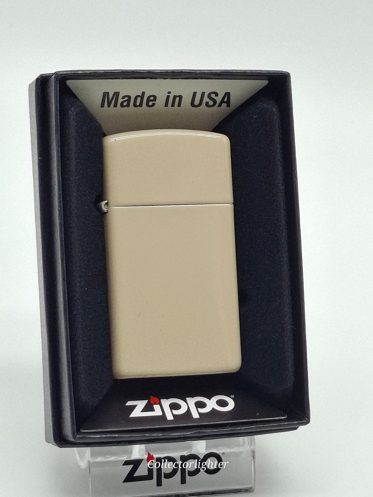 Zippo Flat Sand Slim Line 60005899 mit sandfarbenem Gehäuse in geöffneter Originalverpackung