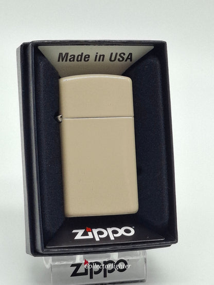 Zippo Flat Sand Slim Line 60005899 mit sandfarbenem Gehäuse in geöffneter Originalverpackung