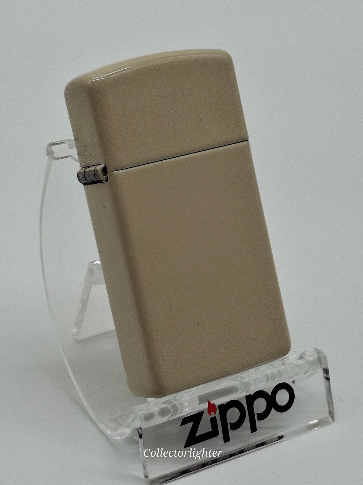 Zippo Flat Sand Slim Line 60005899, schräge Vorderansicht mit schmalem sandfarbenem Gehäuse und Scharnier