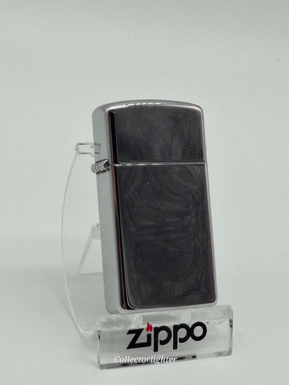 Zippo Chrome Hochglanz Slim Line 60001174, schräge Vorderansicht mit schmalem poliertem Gehäuse und Scharnier