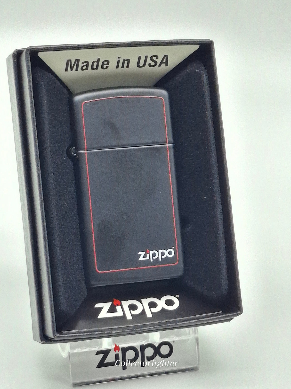 Zippo Black Matte with Zippo Border Slim Line 60001438 mit rotem Rahmen und Zippo-Logo in geöffneter Originalverpackung