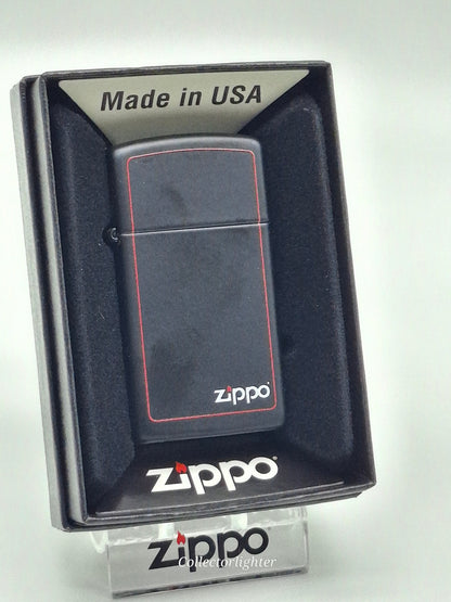 Zippo Black Matte with Zippo Border Slim Line 60001438 mit rotem Rahmen und Zippo-Logo in geöffneter Originalverpackung