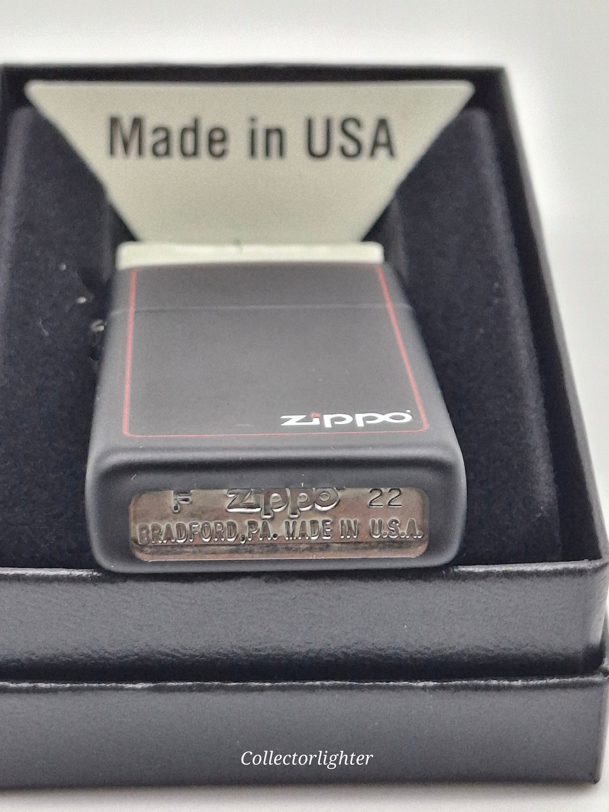 Zippo Black Matte with Zippo Border Slim Line 60001438, Bodenstempel F 22 mit Zippo-Logo und Made in USA