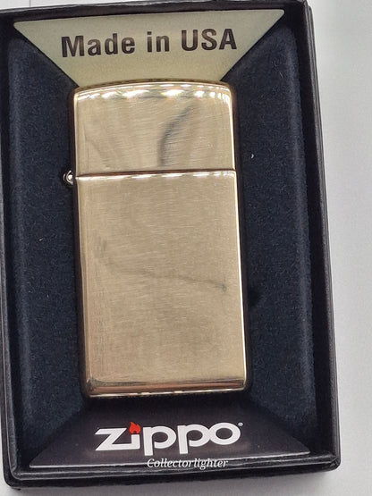 Zippo Brass polished Slim Line 60001177, Nahaufnahme der goldfarbenen Vorderseite in der Originalverpackung