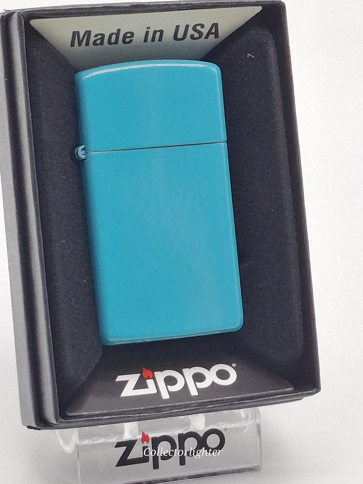 Zippo Flat Turquoise Slim Line 60005900 mit türkisfarbenem Gehäuse in geöffneter Originalverpackung