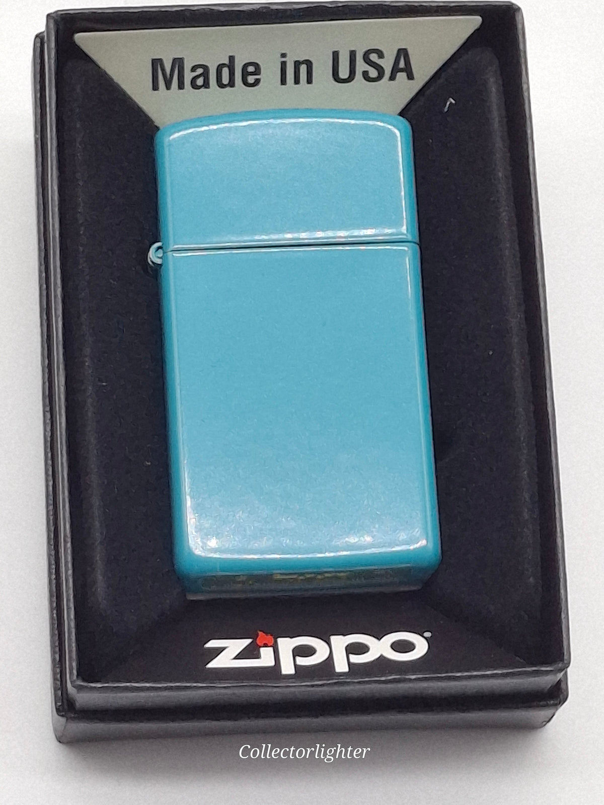 Zippo Flat Turquoise Slim Line 60005900, Vorderansicht in der Originalverpackung mit Lichtreflexen auf der türkisfarbenen Oberfläche