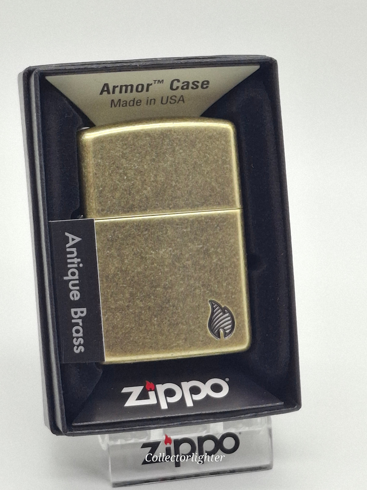 Zippo Antique Brass Flame Armor Case 60007339 mit graviertem Flammenmotiv in der Originalverpackung