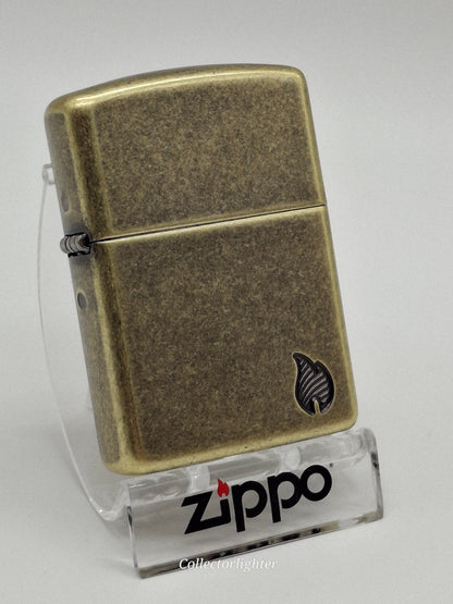 Zippo Antique Brass Flame Armor Case 60007339, Vorderseite mit antikem Messingfinish und Flammengravur