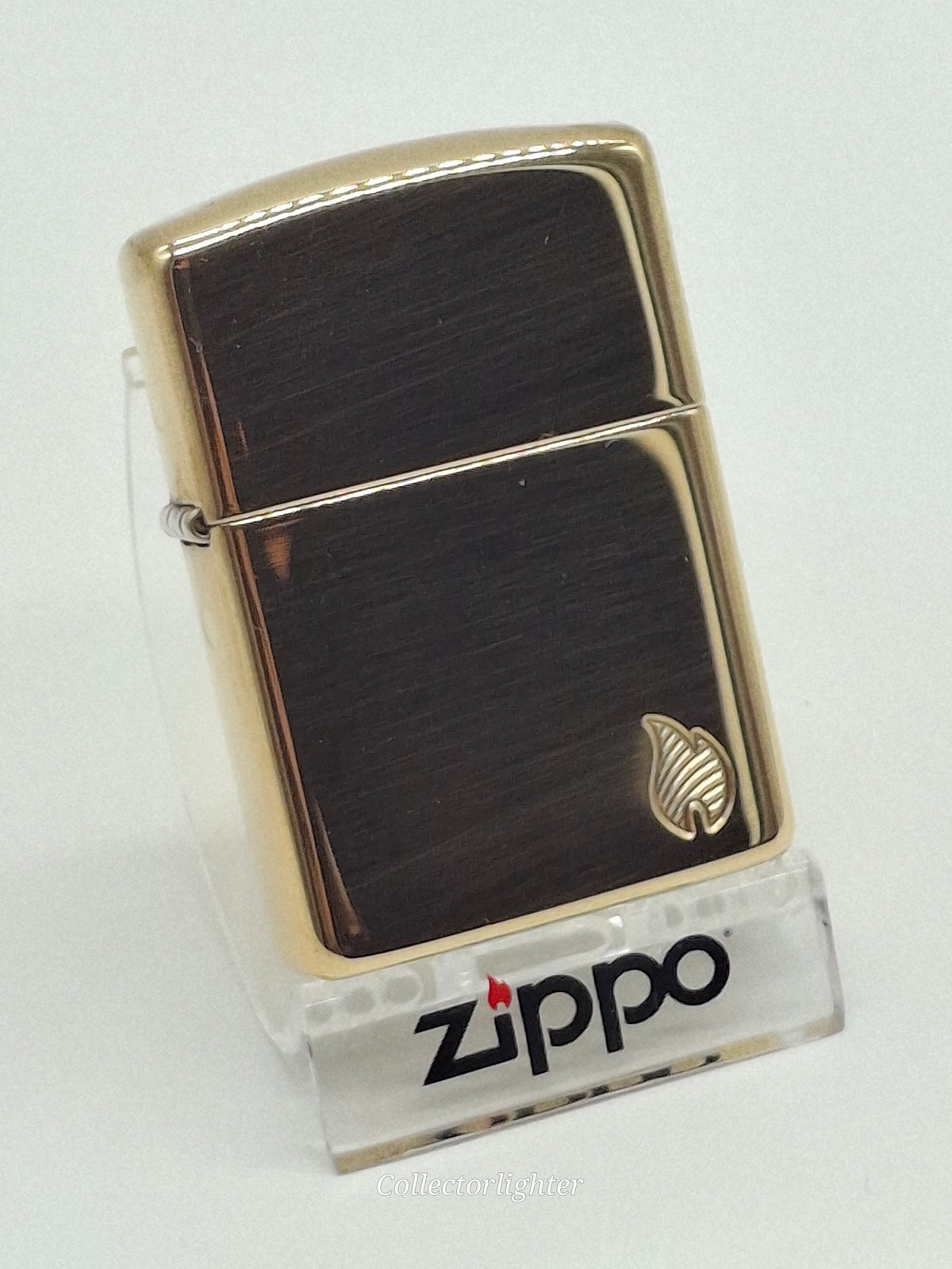 Zippo Messing poliert Flame Armor Case 60007336, Vorderseite mit hochglänzendem Messingfinish und Flammengravur
