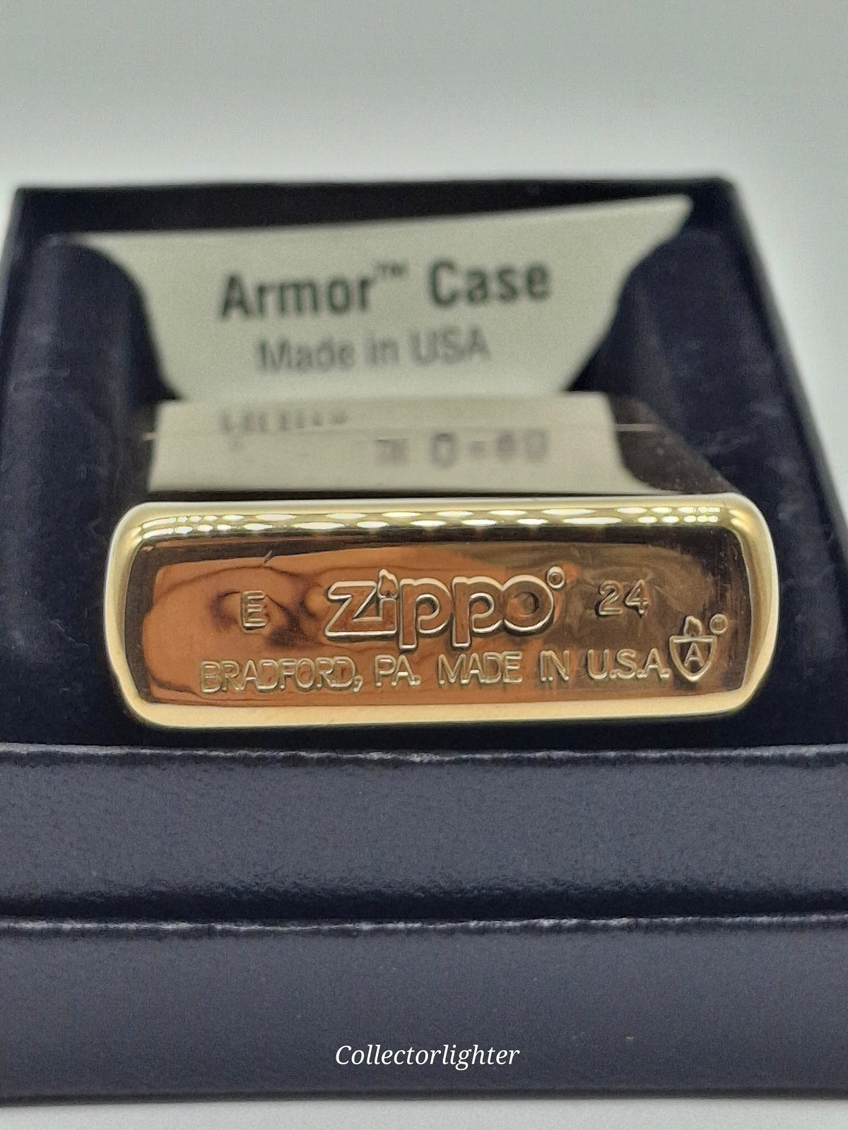  Bodenprägung des Zippo Messing poliert Flame Armor Case 60007336 mit Zippo-Logo und Armor-Symbol