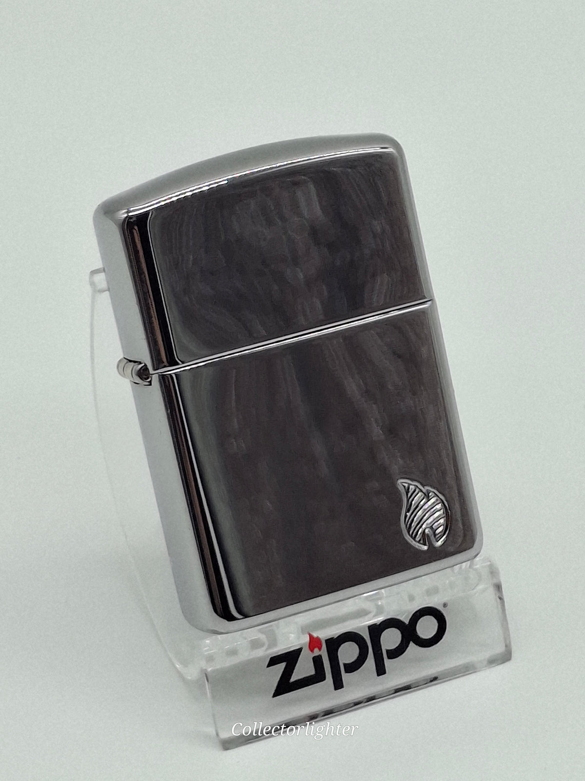 Zippo Chrome poliert Flame Armor Case 60007335, Vorderseite mit hochglänzendem Chromfinish und Flammengravur