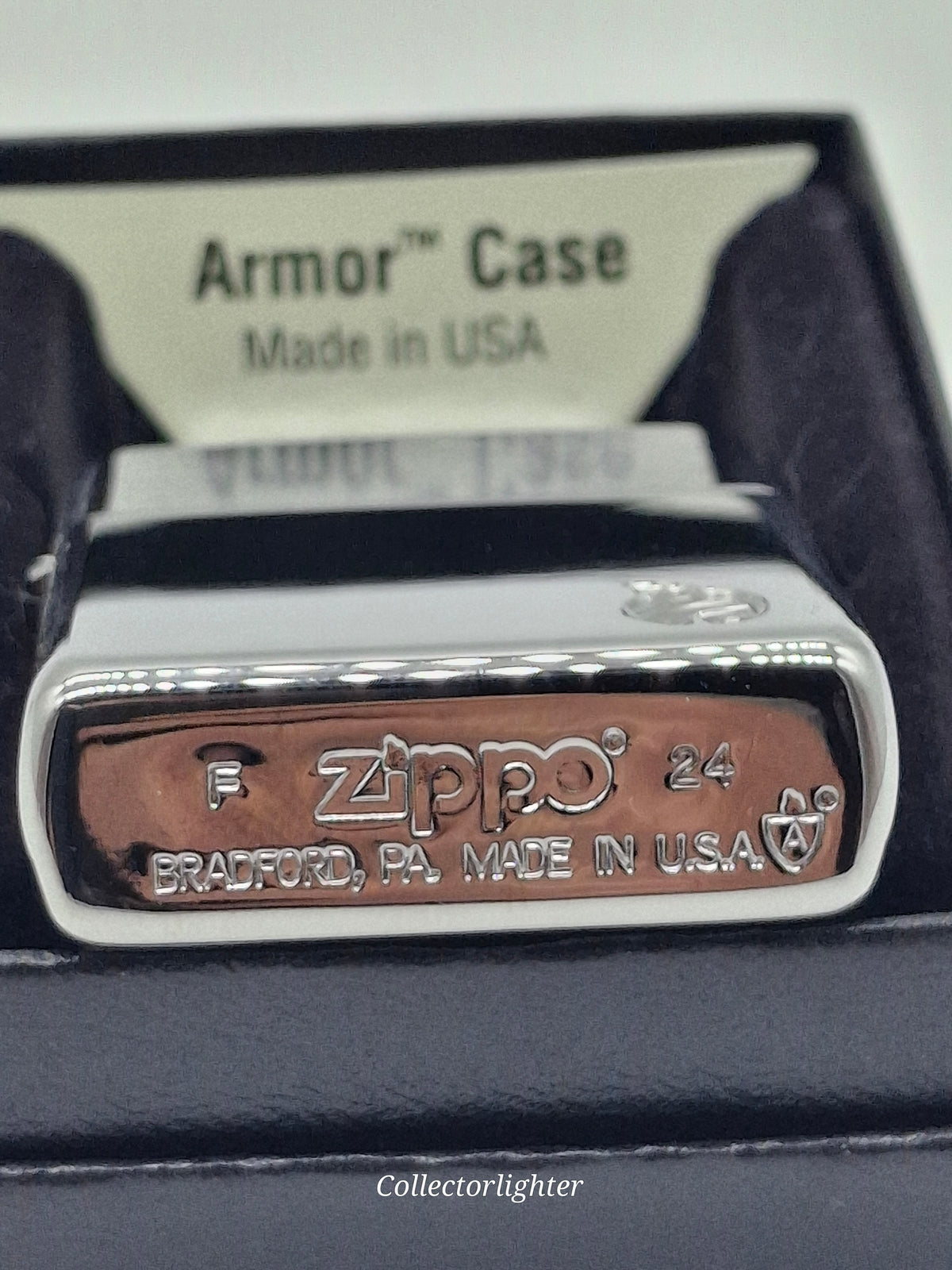 Bodenprägung des Zippo Chrome poliert Flame Armor Case 60007335 mit Zippo-Logo und Armor-Symbol
