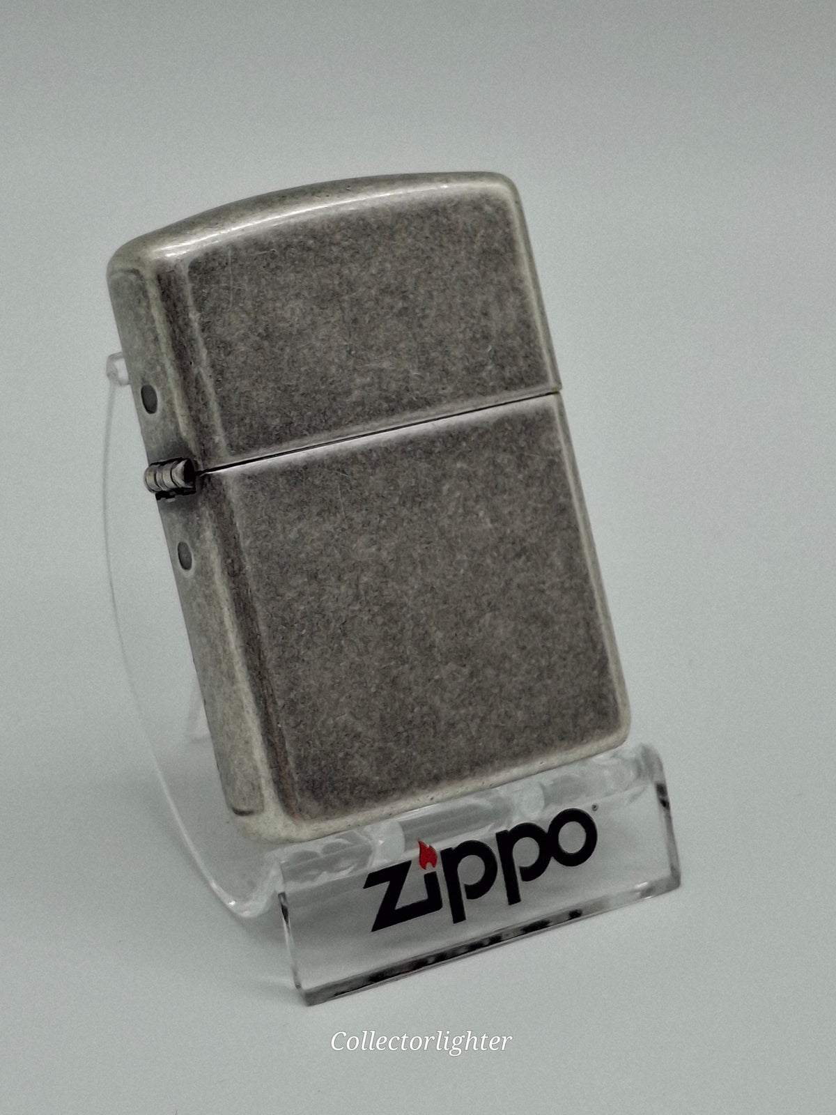 Zippo Antique Silver Plate Armor Case 60002465, schräge Vorderansicht mit antikem Silberfinish