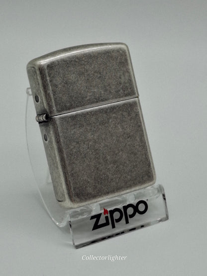 Zippo Antique Silver Plate Armor Case 60002465, schräge Vorderansicht mit antikem Silberfinish