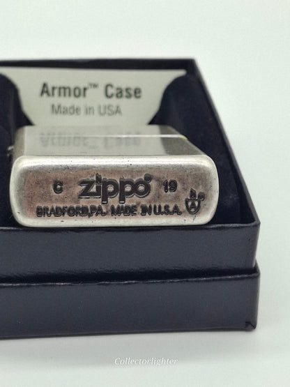 Bodenprägung des Zippo Antique Silver Plate Armor Case 60002465 mit Zippo-Logo und Armor-Symbol