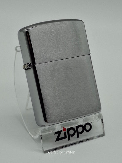 Zippo Chrome Brushed Armor Case 60000849, schräge Vorderansicht mit gebürsteter Oberfläche und glänzenden Seiten