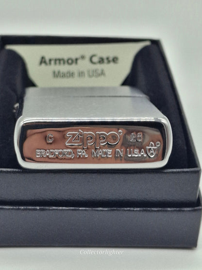 Bodenprägung des Zippo Chrome Brushed Armor Case 60000849 mit Zippo-Logo und Armor-Symbol