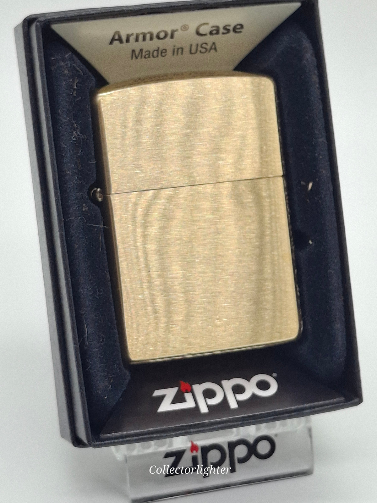 Zippo Brass Brushed Armor Case 60000850 mit gebürstetem Messingfinish in der Originalverpackung