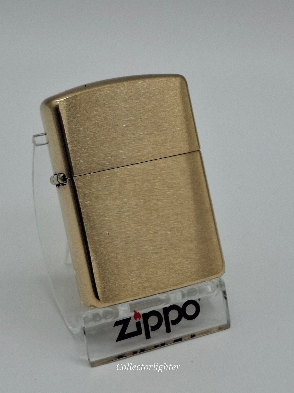 Zippo Brass Brushed Armor Case 60000850, schräge Vorderansicht mit gebürsteter Messingoberfläche und glänzenden Seiten