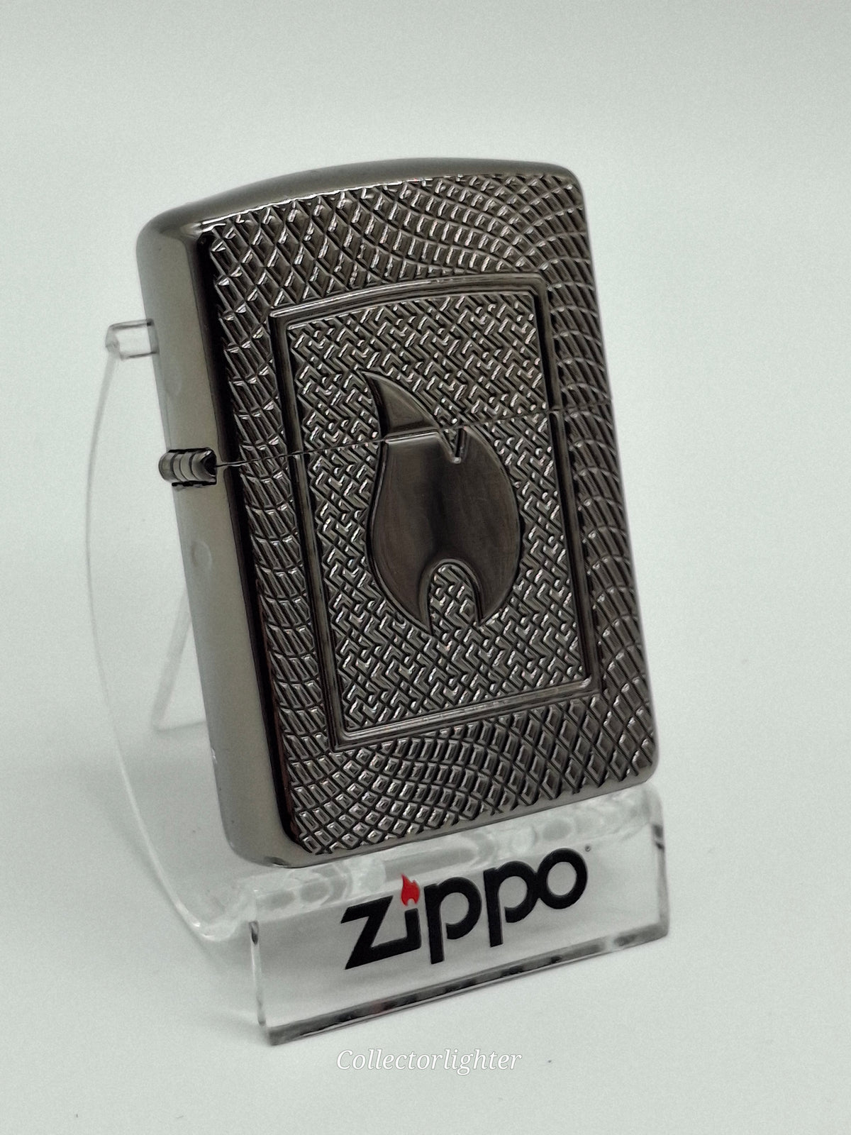 Zippo Pattern Design Flame Armor Case 60006596, schräge Vorderansicht mit tief