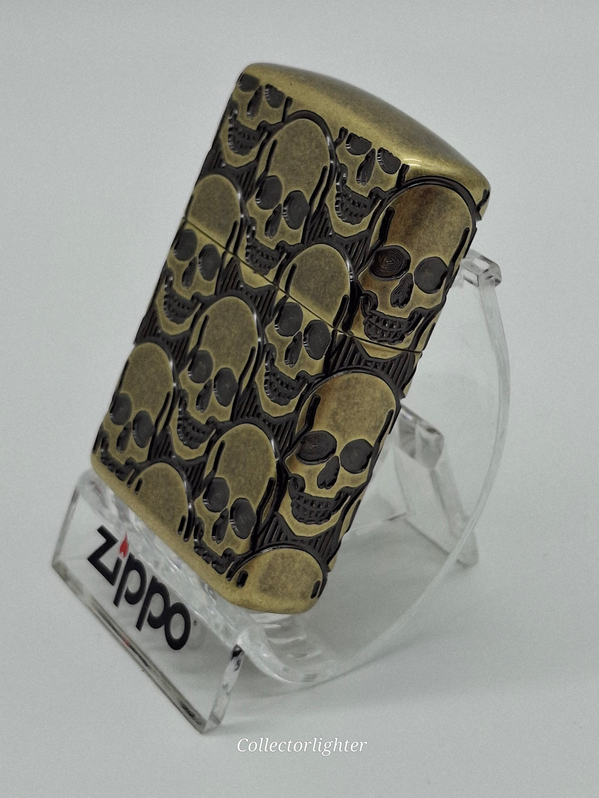 Zippo Skulls Design Multi Cut 60007234, seitliche Schrägansicht mit umlaufender Totenkopfgravur