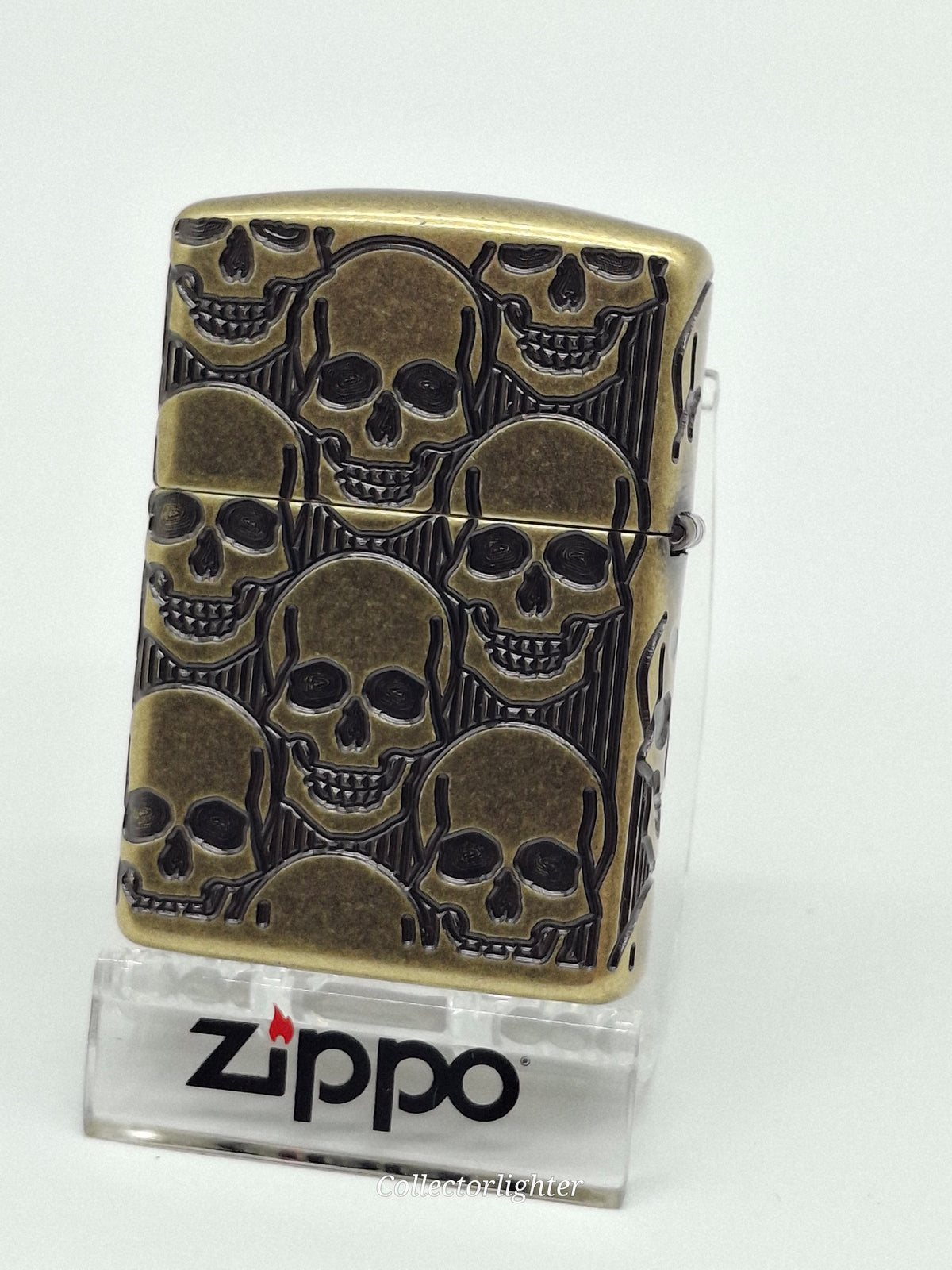 Zippo Skulls Design Multi Cut 60007234, Rückseite mit Totenkopfmuster und antikem Messingfinish