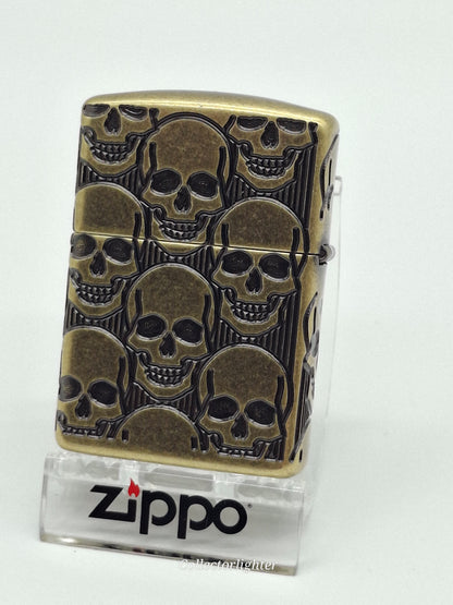 Zippo Skulls Design Multi Cut 60007234, Rückseite mit Totenkopfmuster und antikem Messingfinish