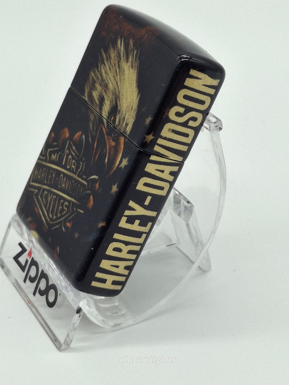 Zippo Harley Davidson Limited Edition 2026 60007745, schräge Seitenansicht mit goldenem Harley-Davidson-Schriftzug