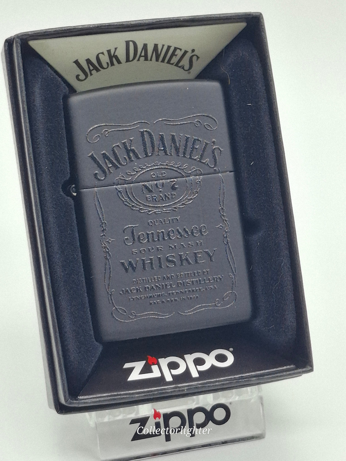 Zippo Jack Daniel’s Black Script 60001369 mit schwarzem Gehäuse und Jack-Daniel’s-Schriftzug in der Originalverpackung