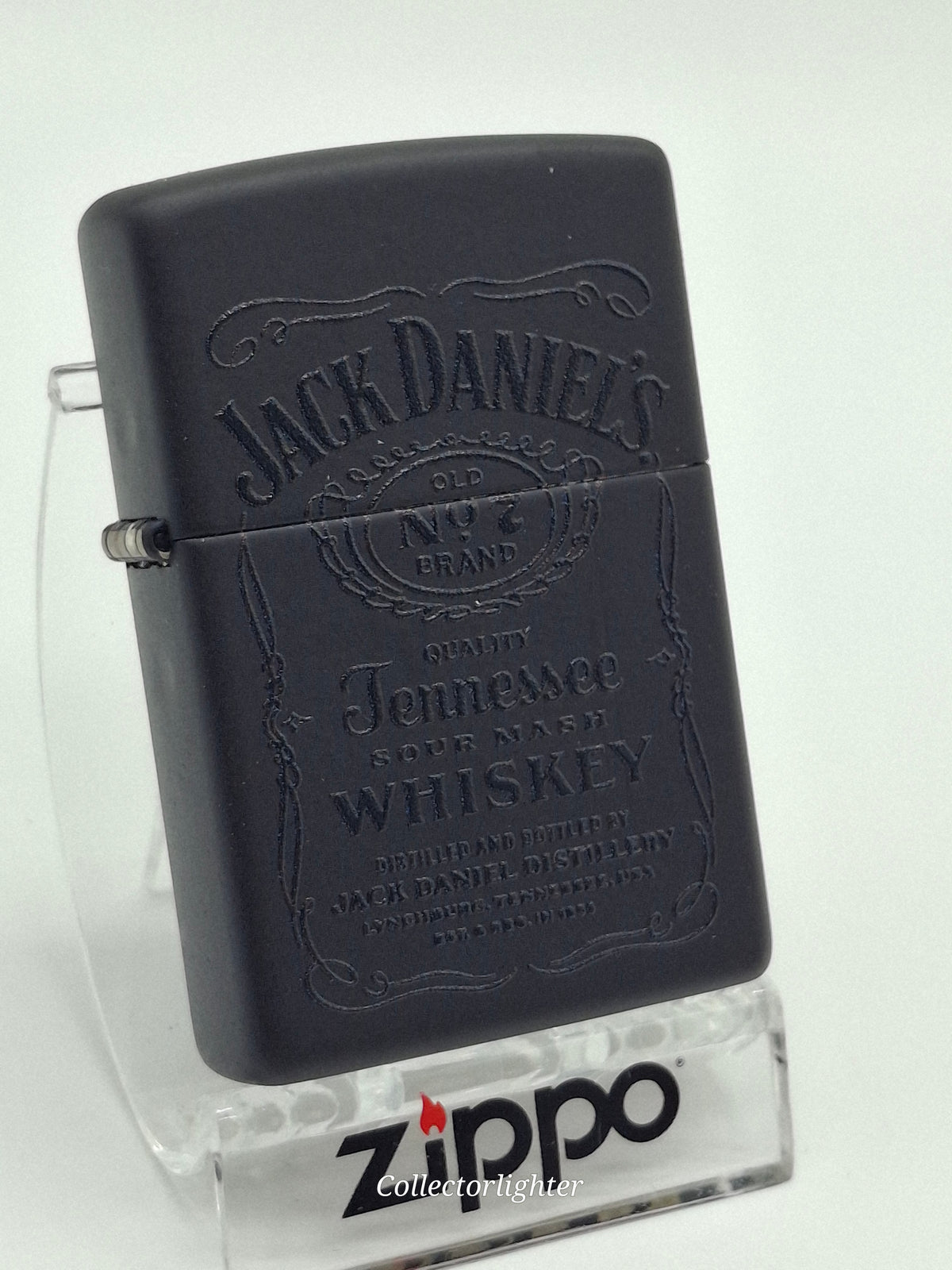 Zippo Jack Daniel’s Black Script 60001369, schräge Vorderansicht mit graviertem Old-No.-7- und Tennessee-Whiskey-Motiv