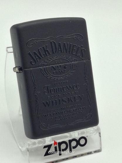 Zippo Jack Daniel’s Black Script 60001369, schräge Vorderansicht mit graviertem Old-No.-7- und Tennessee-Whiskey-Motiv