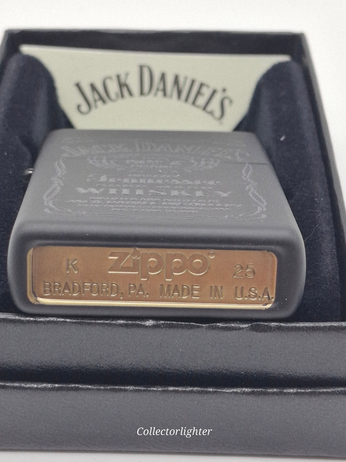 Bodenprägung des Zippo Jack Daniel’s Black Script 60001369 mit Zippo-Logo und „Made in U.S.A.“