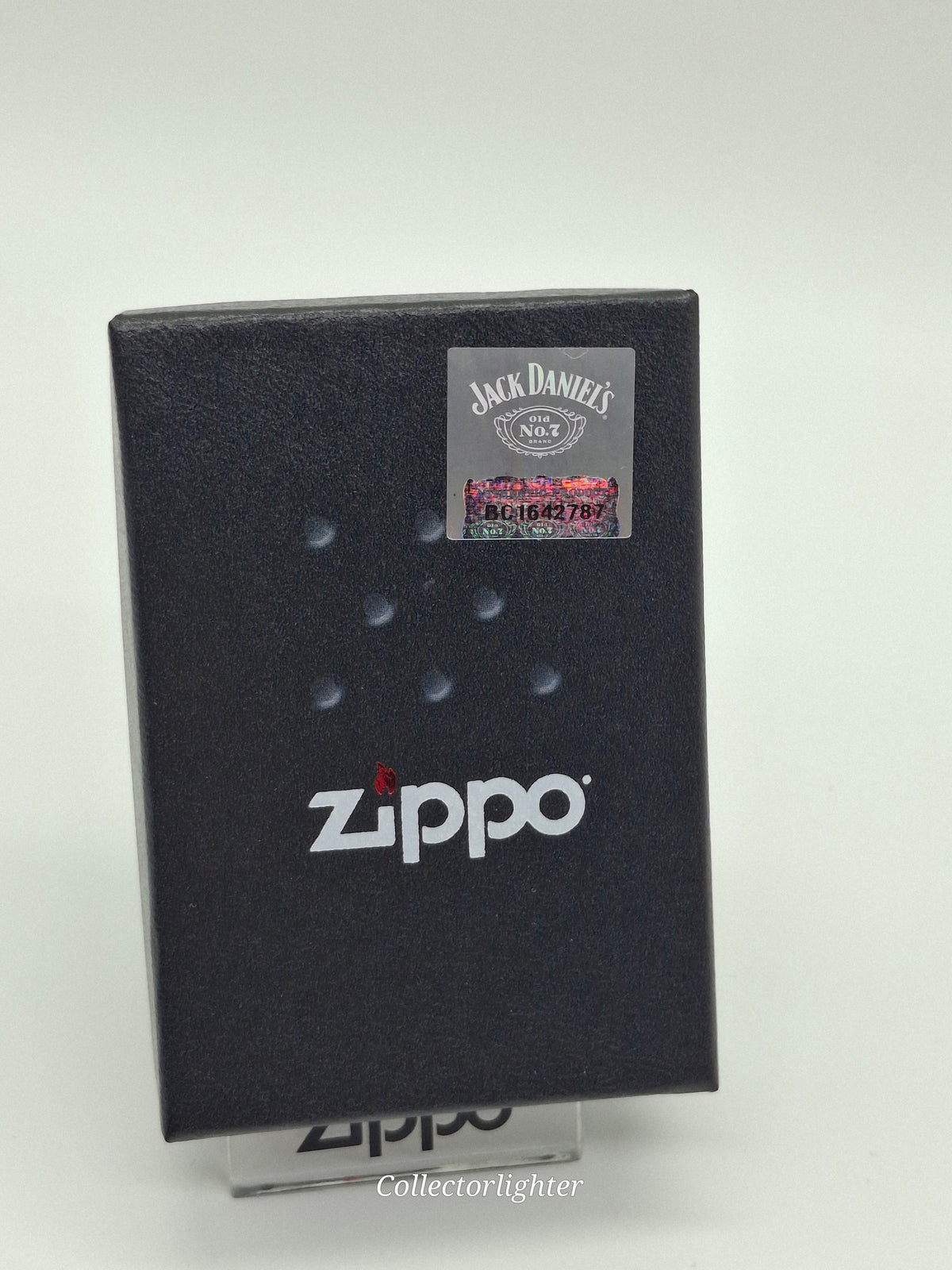 Geschlossene Originalschachtel des Zippo Jack Daniel’s Black Script 60001369 mit Zippo-Logo und Jack-Daniel’s-Lizenzaufkleber