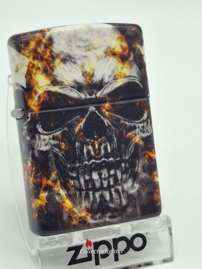 Zippo Smokey Skulls Design 60006136, Vorderseite mit großem Totenkopf und orangefarbenen Flammen