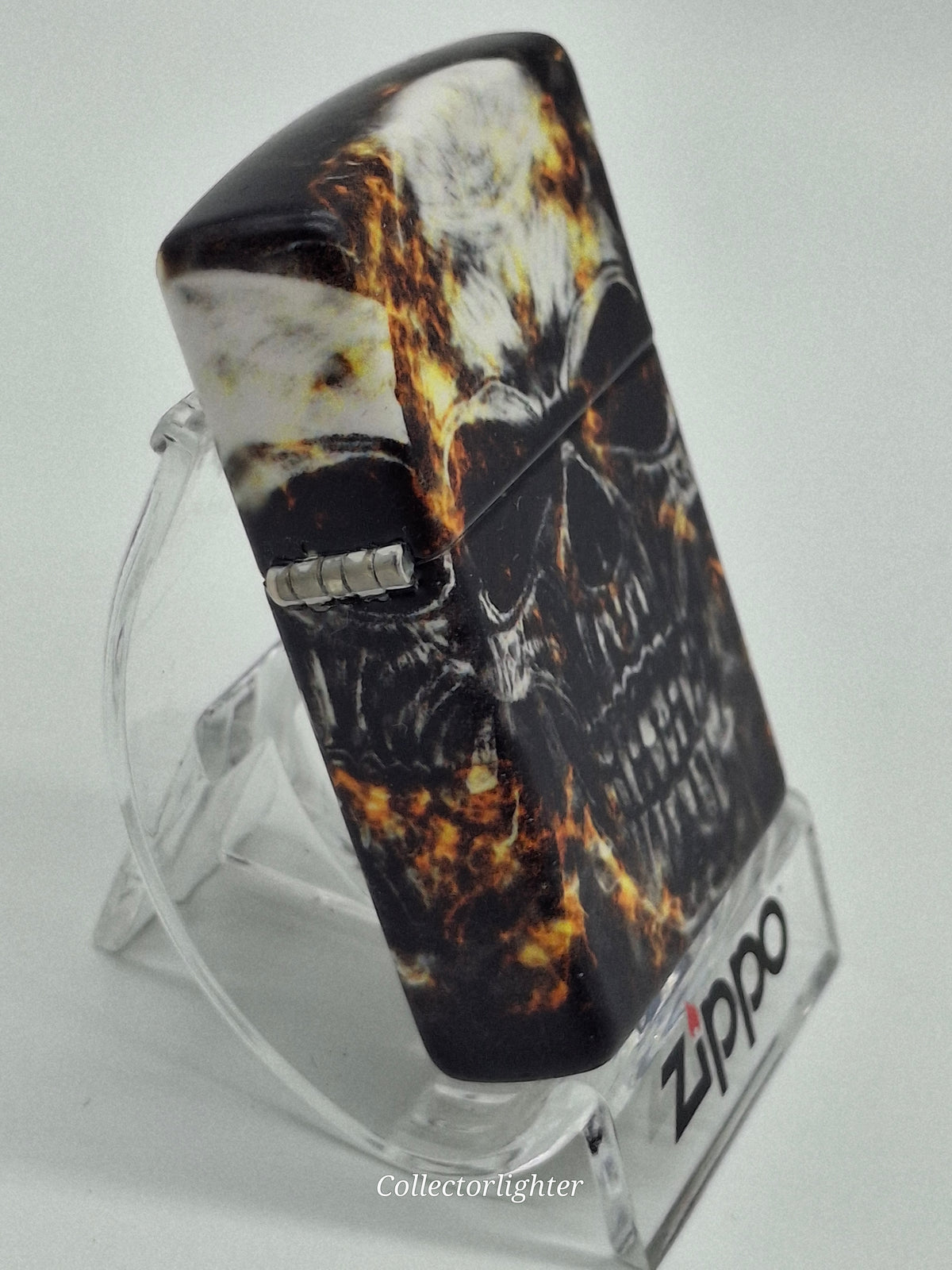 Zippo Smokey Skulls Design 60006136, linke Seitenansicht mit Scharnier und umlaufendem Totenkopfmotiv